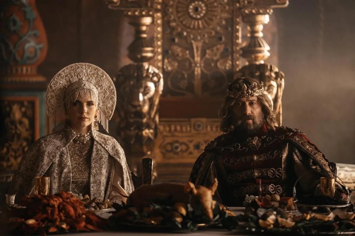 Павел Прилучный слушает вести о дивном городе в трейлере «Сказки о царе Салтане»